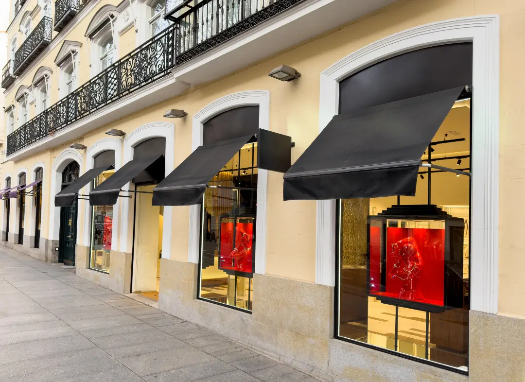 Façade vitrine de magasin en aluminium sur mesure à Bédarrides